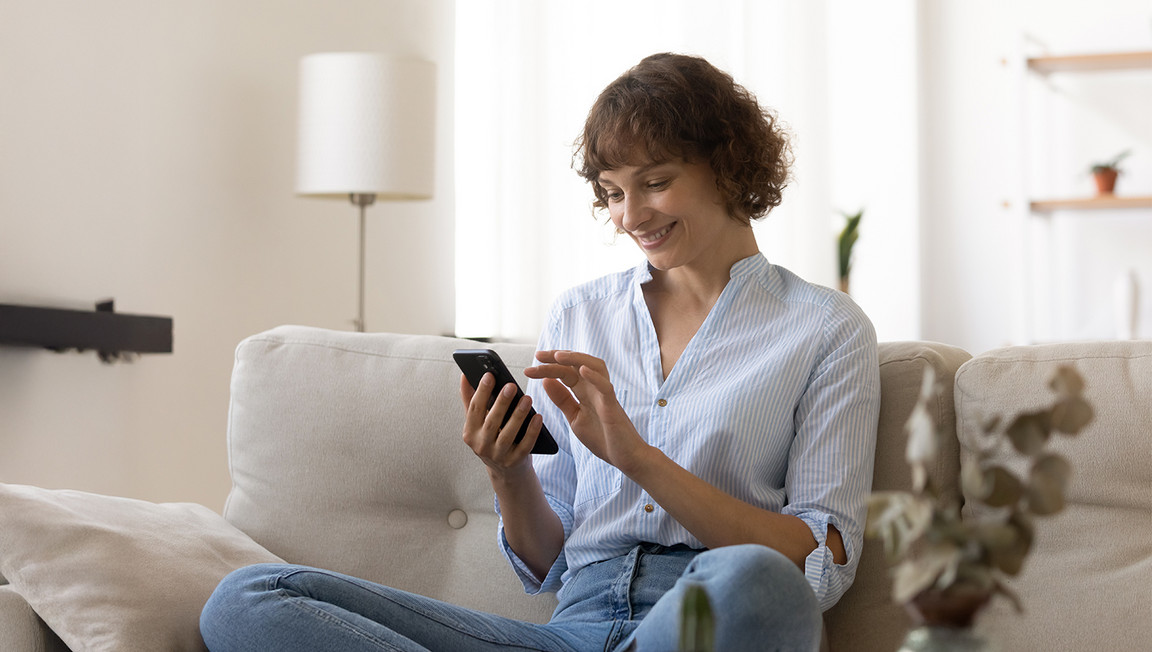 Frau nutzt die eismann App Frau nutzt die eismann App