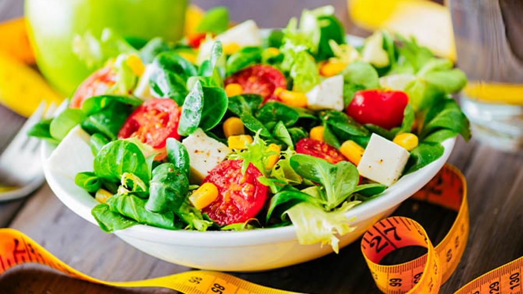 Eine Schale mit knackigem Salat - genau das richtige, um gesund abzunehmen.