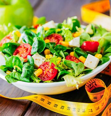 Eine Schale mit knackigem Salat - genau das richtige, um gesund abzunehmen.