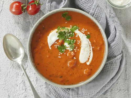 Tomatensuppe mit Tahini-Sauerrahm - Rezept