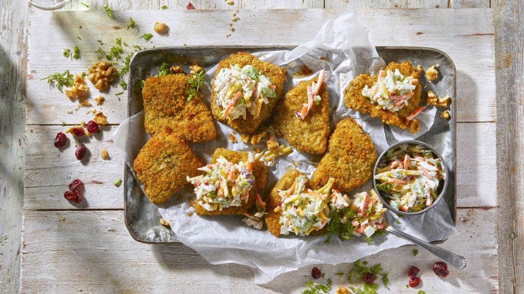 Hähnchenschnitzel getoppt mit Julienne Salat à la“ Waldorf