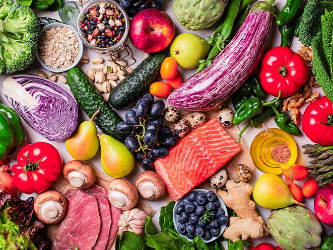 Beim Clean Eating gilt: je weniger (industriell) ein Lebensmittel verarbeitet ist, desto besser. Clean Eating setzt auf möglichst unverarbeitete Lebensmittel